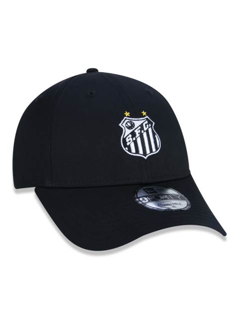 Boné New Era preto em ângulo lateral direito, mostrando aba curva e logo bordado do Santos.